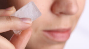 بثور الوجه تظهر فجأة وتُفسد بشرتكِ؟ 7 أسباب هرمونية + غذائية تُصيب 80% من الناس