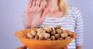 8 أطعمة ممنوعة لمرضى الحساسية تُشعل الجلد في ساعات – تجنبيها اليوم