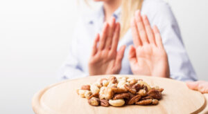 8 أطعمة ممنوعة لمرضى الحساسية تُشعل الجلد في ساعات – تجنبيها اليوم