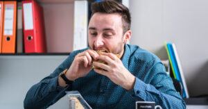 معوى منتظم كل يوم: 8 أطعمة تُحرّك الأمعاء بنسبة 70% بدون ملينات