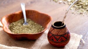 المتة والكافيين: التأثيرات على الطاقة، النوم، وضغط الدم