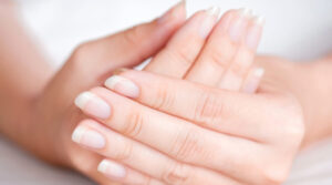 أظافر قوية وشعر كثيف في 30 يومًا: نظام غذائي غني بالكولاجين والبيوتين