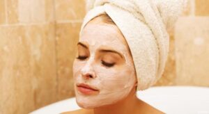 الطحينة لتفتيح المناطق الداكنة: وصفات آمنة وفوائد السمسم لبشرة أكثر توحّدًا