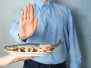 8 أطعمة ممنوعة لمرضى الحساسية تُشعل الجلد في ساعات – تجنبيها اليوم