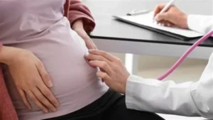 ألم بطن + تورّم مفاجئ؟ 5 علامات تسمّم حمل تُطلبي الطوارئ فورًا