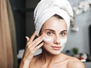 الطحينة لتفتيح المناطق الداكنة: وصفات آمنة وفوائد السمسم لبشرة أكثر توحّدًا