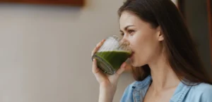 العصير الأخضر سر الطاقة: اشربي كوبًا يوميًا وودّعي التعب + بطن مسطحة في أسبوع