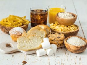 القاتل الصامت في وجبتك: ٧ أطعمة تهاجم جهازك العصبي يوميًا