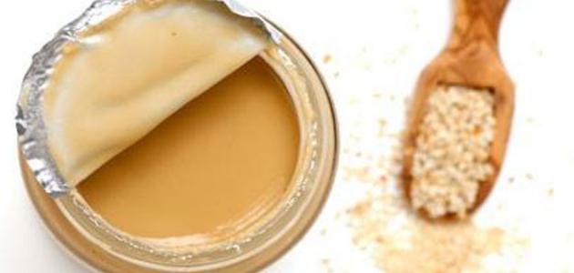 الطحينة لتفتيح المناطق الداكنة: وصفات آمنة وفوائد السمسم لبشرة أكثر توحّدًا