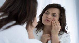 7 عادات يومية تدمر بشرتكِ ببطء: كيف تتجنبينها لتري وجهًا صافيًا