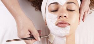 7 عادات يومية تدمر بشرتكِ ببطء: كيف تتجنبينها لتري وجهًا صافيًا